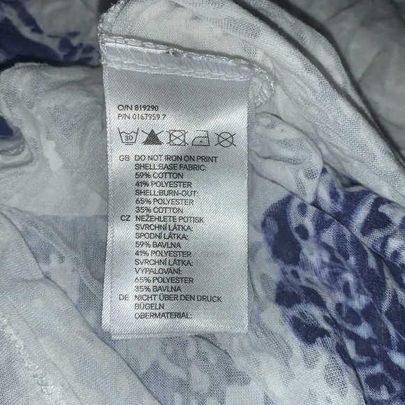 H&M Lightweight Tee: Lovely Blue & White Geo design, Sheerness & Boho look - Picture 7 of 7